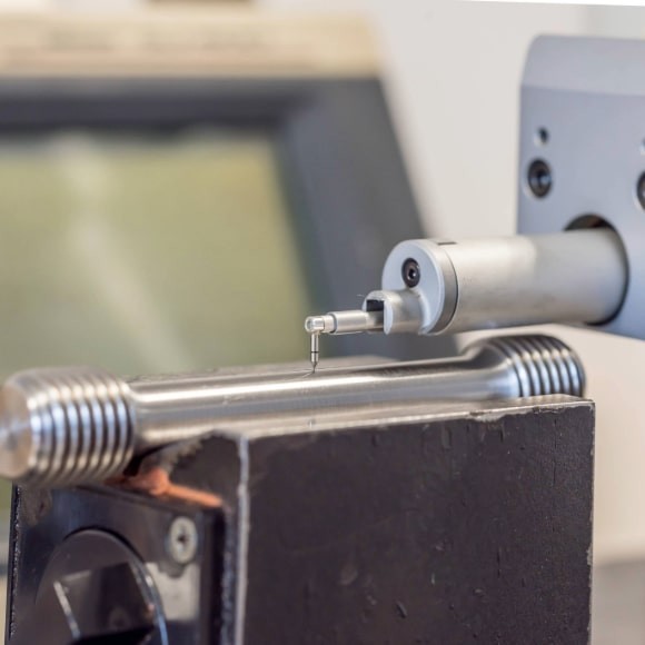 Expansion screws in quality assurance: Precise testing with modern measuring equipment – for maximum safety and documented manufacturing quality.
